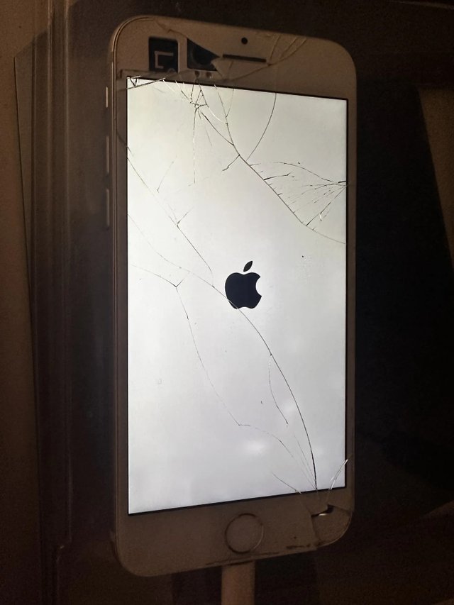 Разбитый iPhone 7